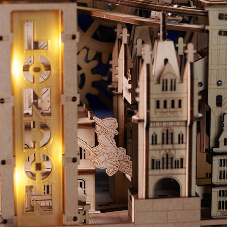 Eine Hexe fliegt am beleuchteten London-Schild im Robotime London Sightseeing Walk