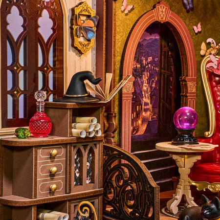 Schränke mit Zauberutensilien und Tisch mit Kristallkugel im Robotime Magic Fantasy Corner