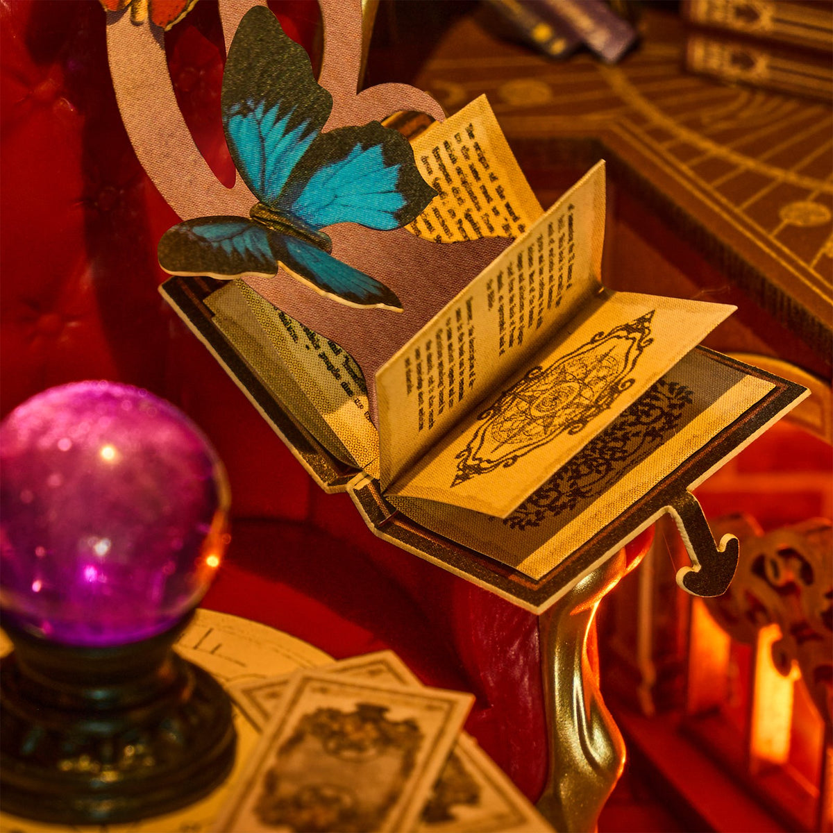 Magisches Buch mit blauem Schmetterling, auf der Rückenlehne des Stuhls in der Robotime Magic Fantasy Corner