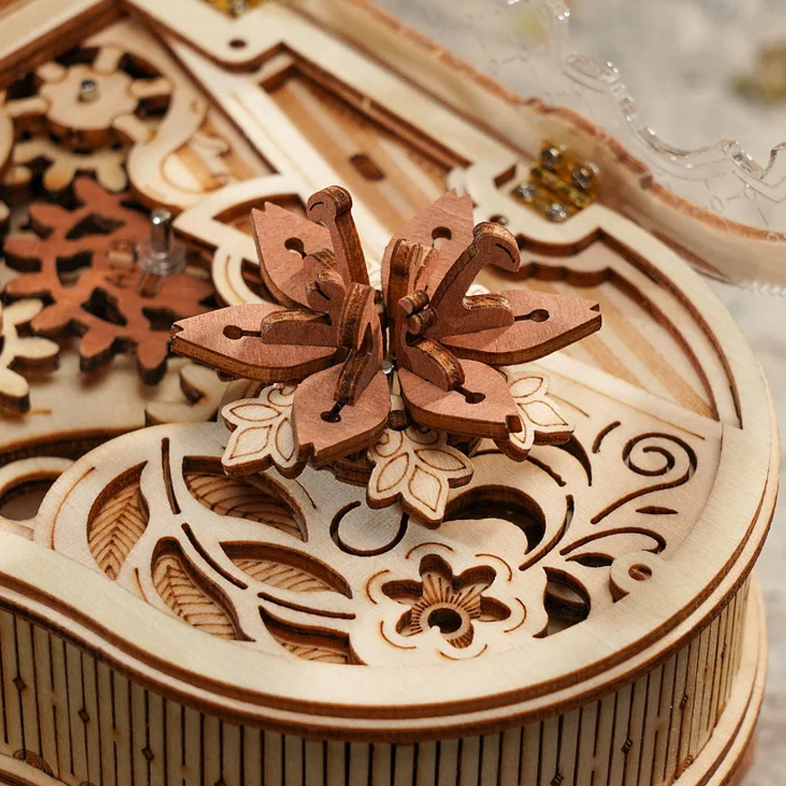 Blumenverzierung auf der Rückseite des Robotime Magic Piano