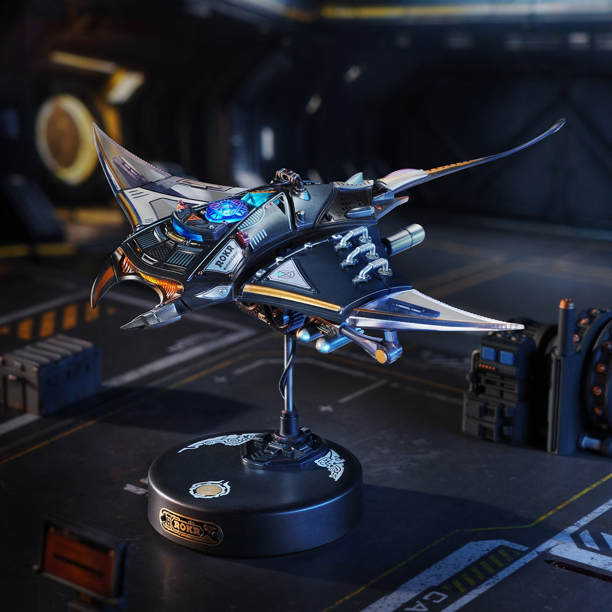 Atmosphärische Präsentation der Robotime Manta Ray, Modellbau eines futuristischen, sich bewegenden Manta