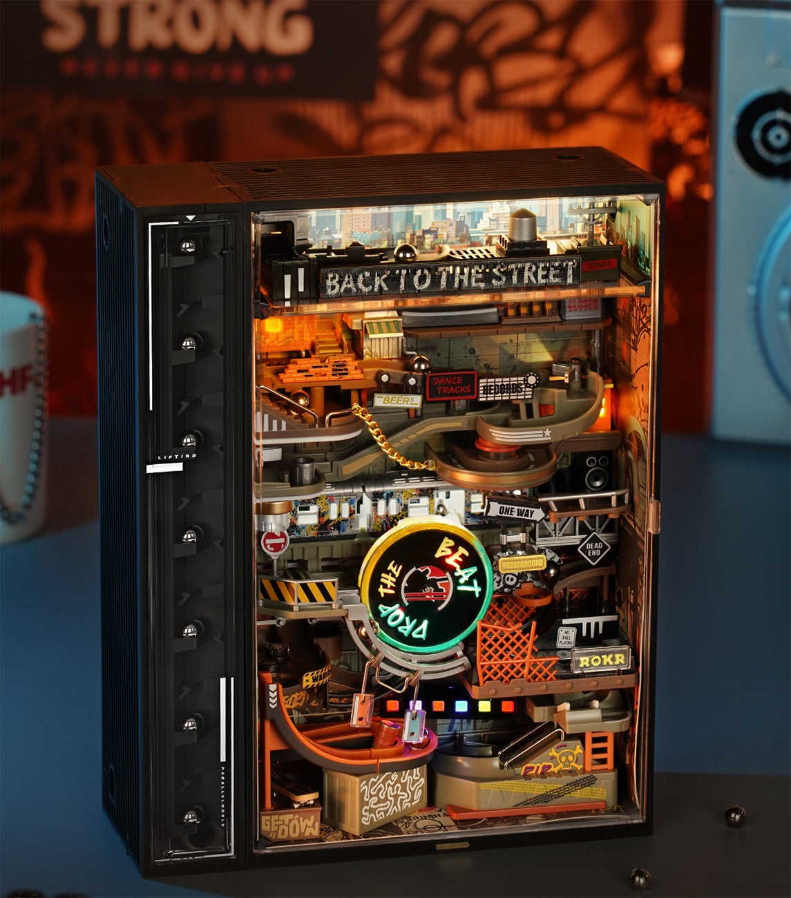 Atmosphärische Präsentation der Robotime Marble Run Hip-Hop Street, Kunststoff Murmelbahn Bausatz mit urban Hip-Hop-Thema