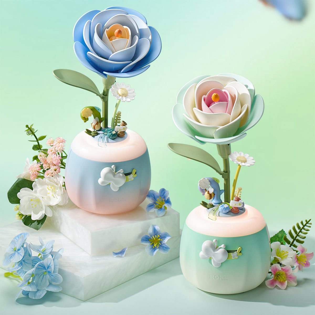 Die Robotime Minty Camellia Lamp zusammen mit der Starry Camellia Lamp