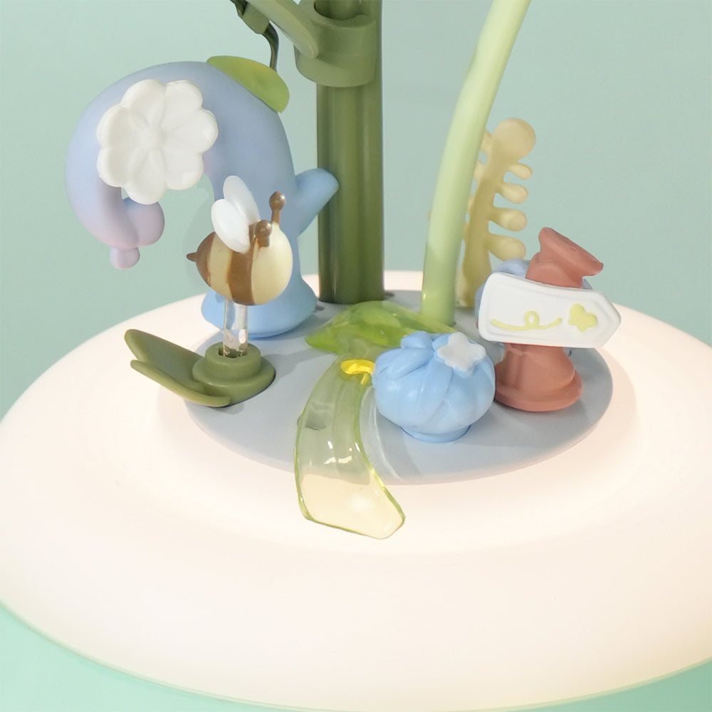 Blüten, Blätter und eine Biene an der Unterseite der Blüte der Robotime Minty Camellia Lamp