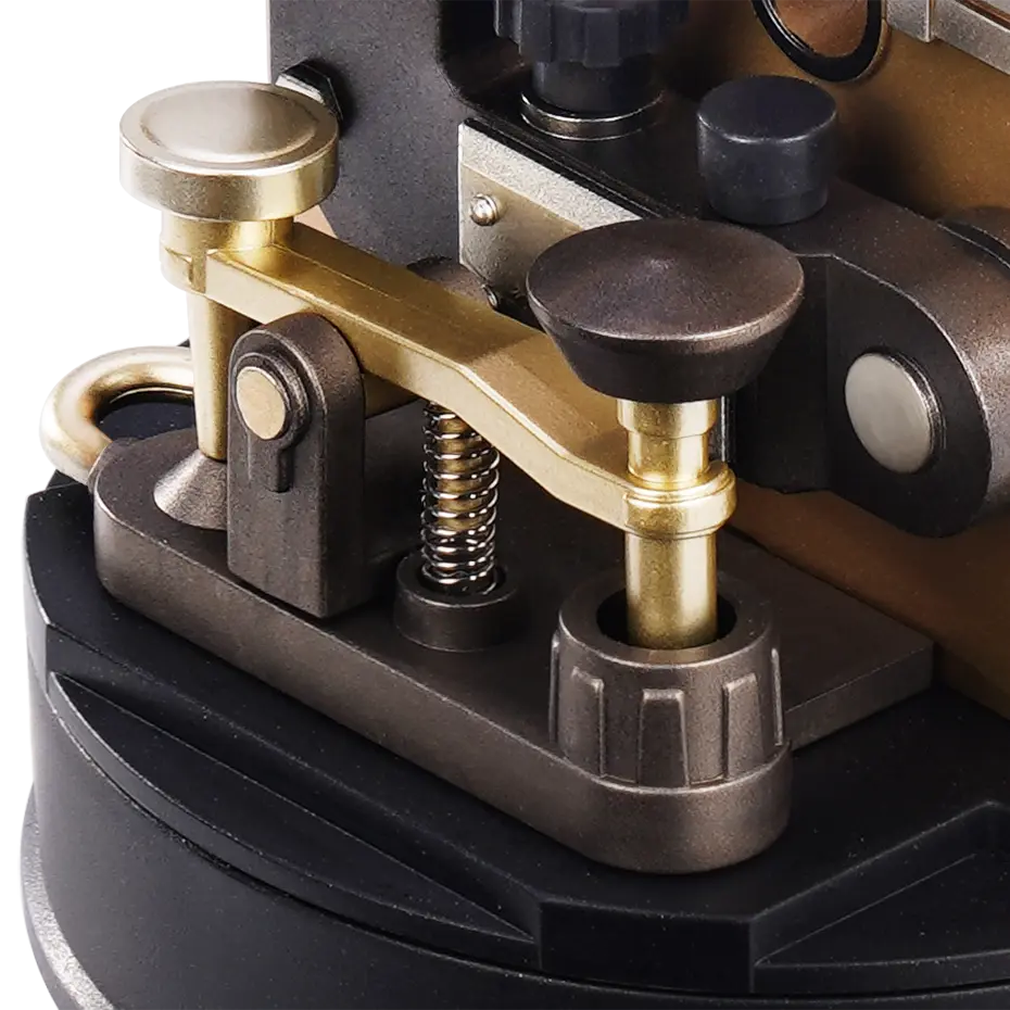 Nahaufnahme des Signalschlüssels des Robotime Morse Telegraph