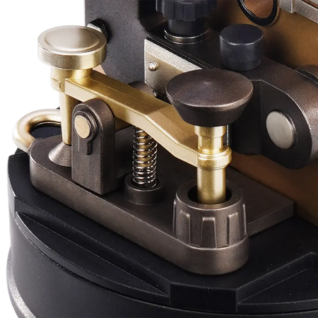 Nahaufnahme des Signalschlüssels des Robotime Morse Telegraph