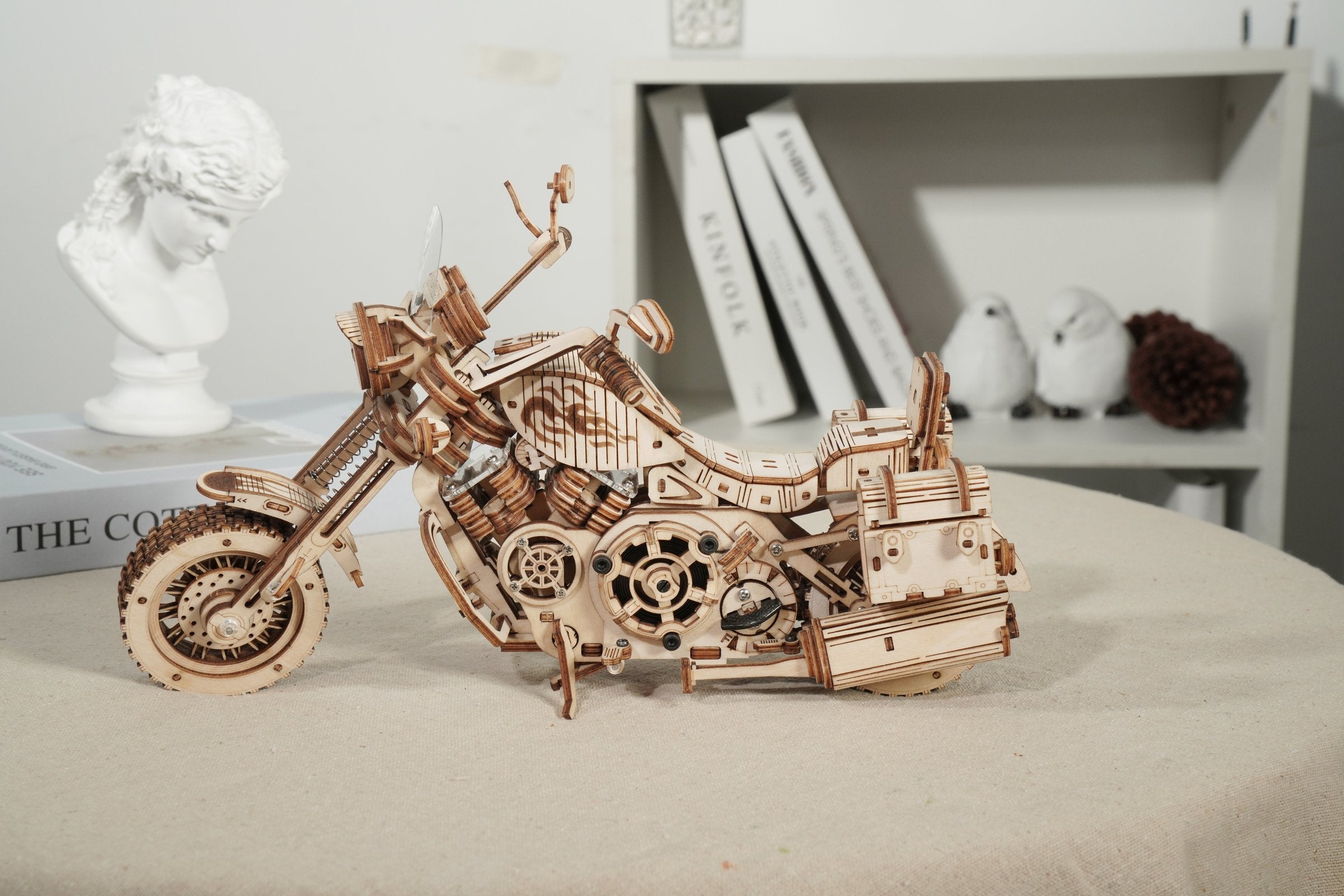 Atmosphärische Präsentation der Robotime Motor, Holzmodellbau eines fahrenden Motorrads