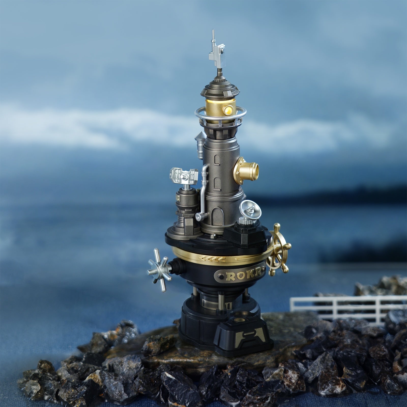 Atmosphärische Präsentation der Robotime Navi Lighthouse, Modellbausatz eines Leuchtturms im Steampunk-Stil