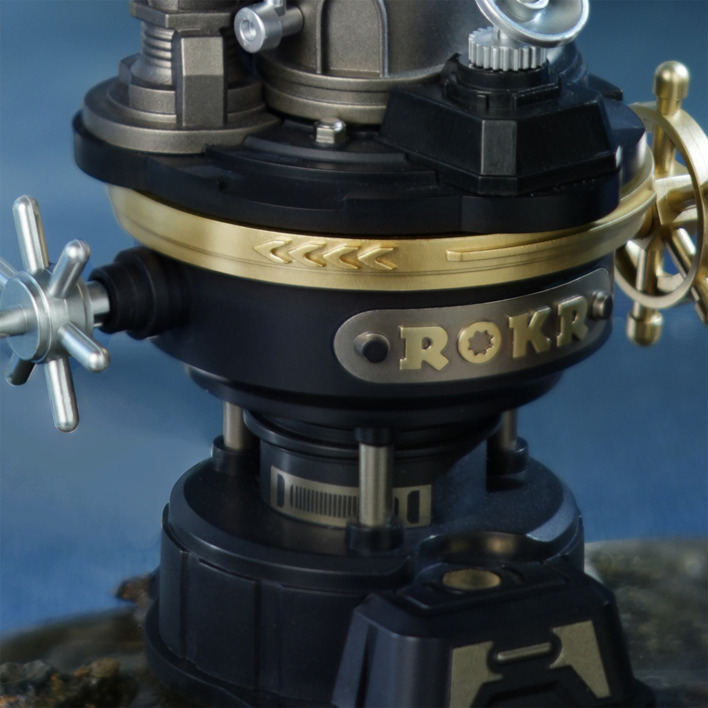 Details an der Unterseite des Robotime Navi Lighthouse