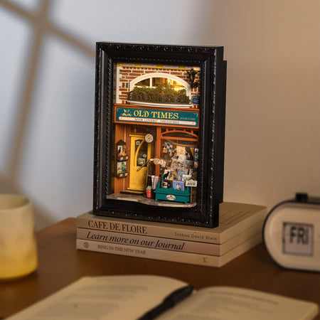 Atmosphärische Präsentation der Robotime Old Time Bookstore, Diorama in einem Rahmen eines altmodischen Buchladens