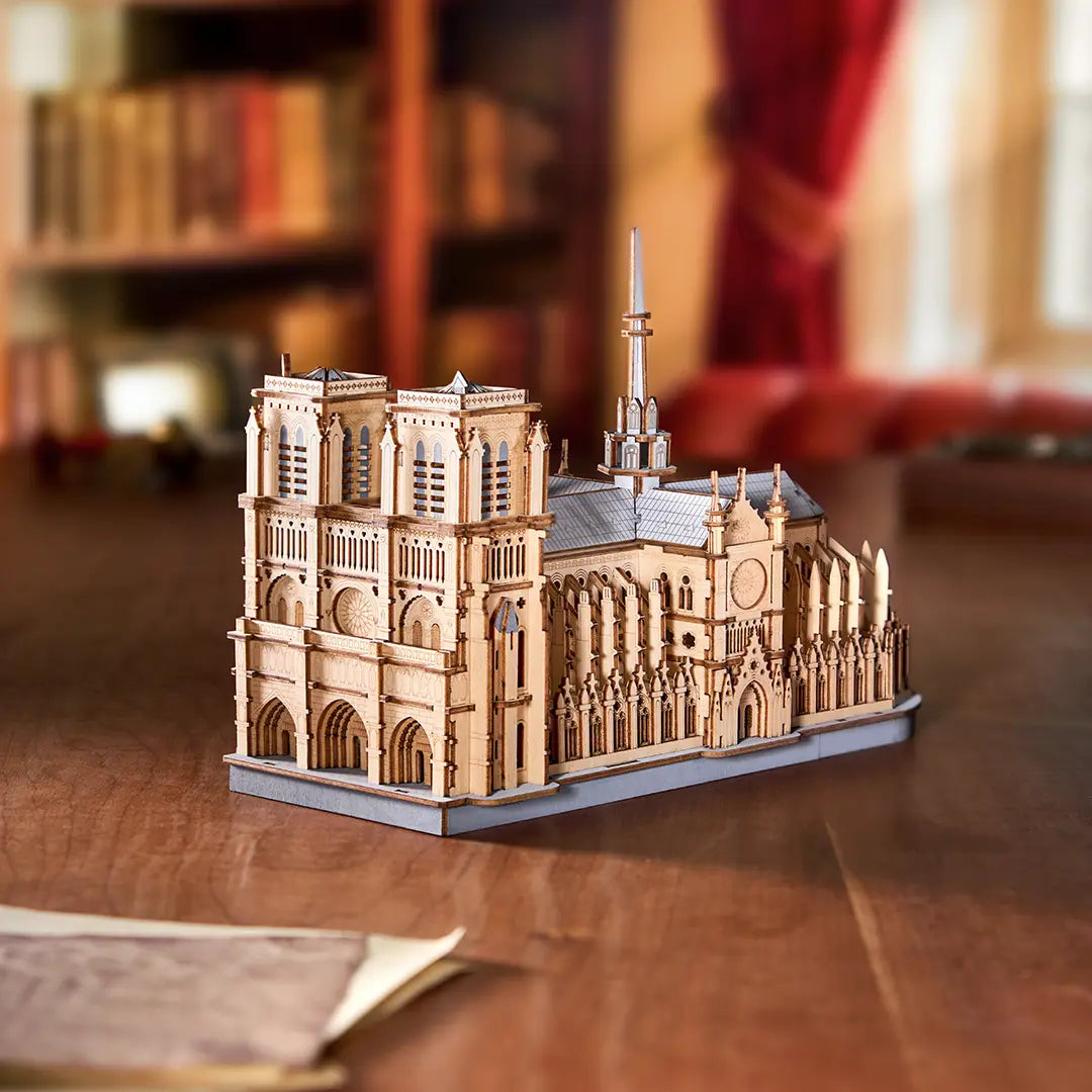 Atmosphärische Präsentation der Robotime Paris Cathedral, Holzmodellbau der Notre-Dame in Paris
