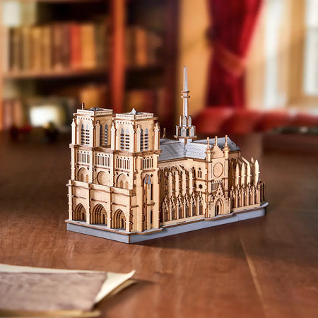 Atmosphärische Präsentation der Robotime Paris Cathedral, Holzmodellbau der Notre-Dame in Paris