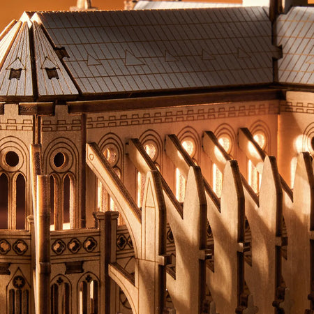 Details zum Dach der Robotime Paris Cathedral
