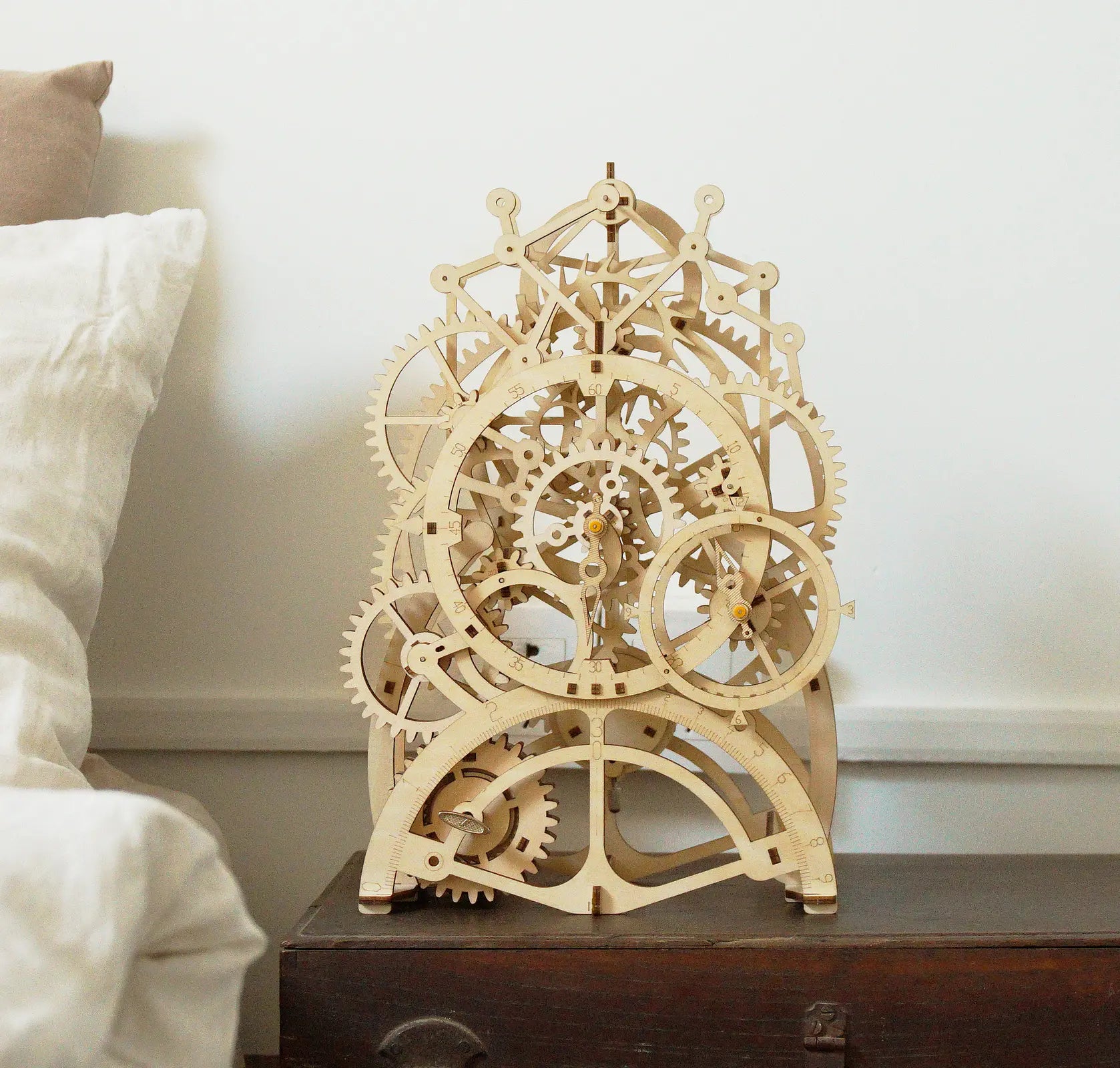 Atmosphärische Szene der Robotime Pendulum Clock in einem hellen Schlafzimmer