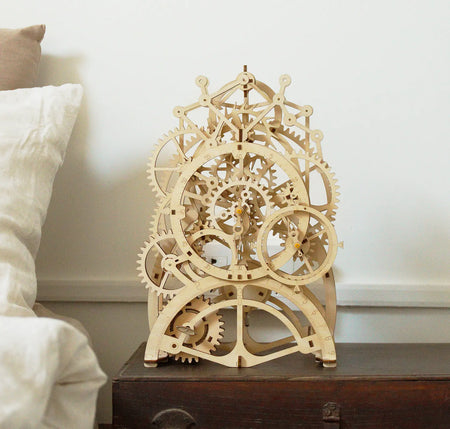 Atmosphärische Szene der Robotime Pendulum Clock in einem hellen Schlafzimmer