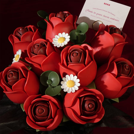 Oberansicht der neun Rosen im Robotime Red Rose Bouquet, Kunststoff-Bausatz eines Straußes roter Rosen und weißer Gänseblümchen in einer schwarzen Vase mit schwarzem Band darum