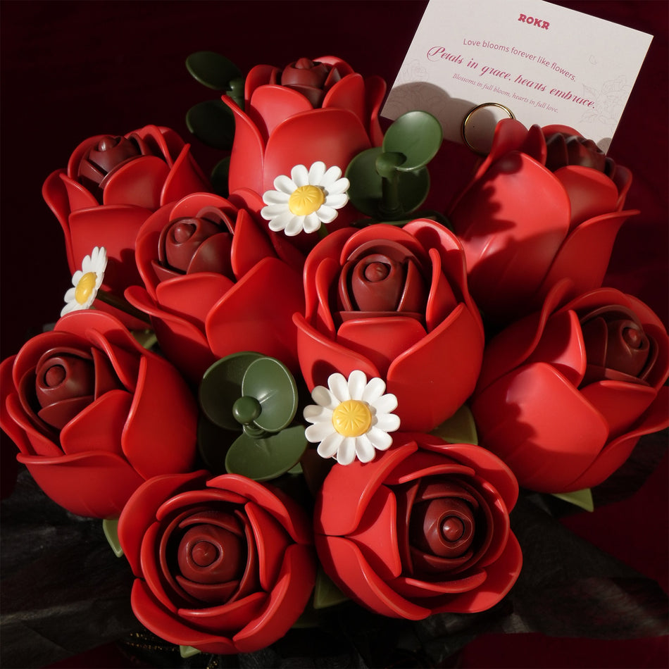 Oberansicht der neun Rosen im Robotime Red Rose Bouquet, Kunststoff-Bausatz eines Straußes roter Rosen und weißer Gänseblümchen in einer schwarzen Vase mit schwarzem Band darum