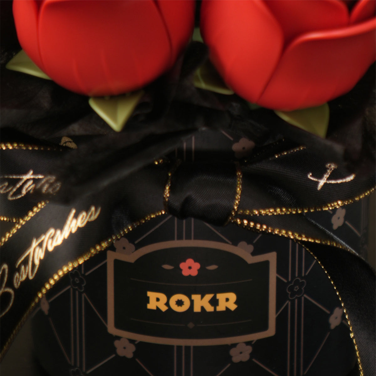 Nahaufnahme der schwarzen Vase mit ROKR-Logo und dem schwarzen Band um die Vase des Robotime Red Rose Bouquet