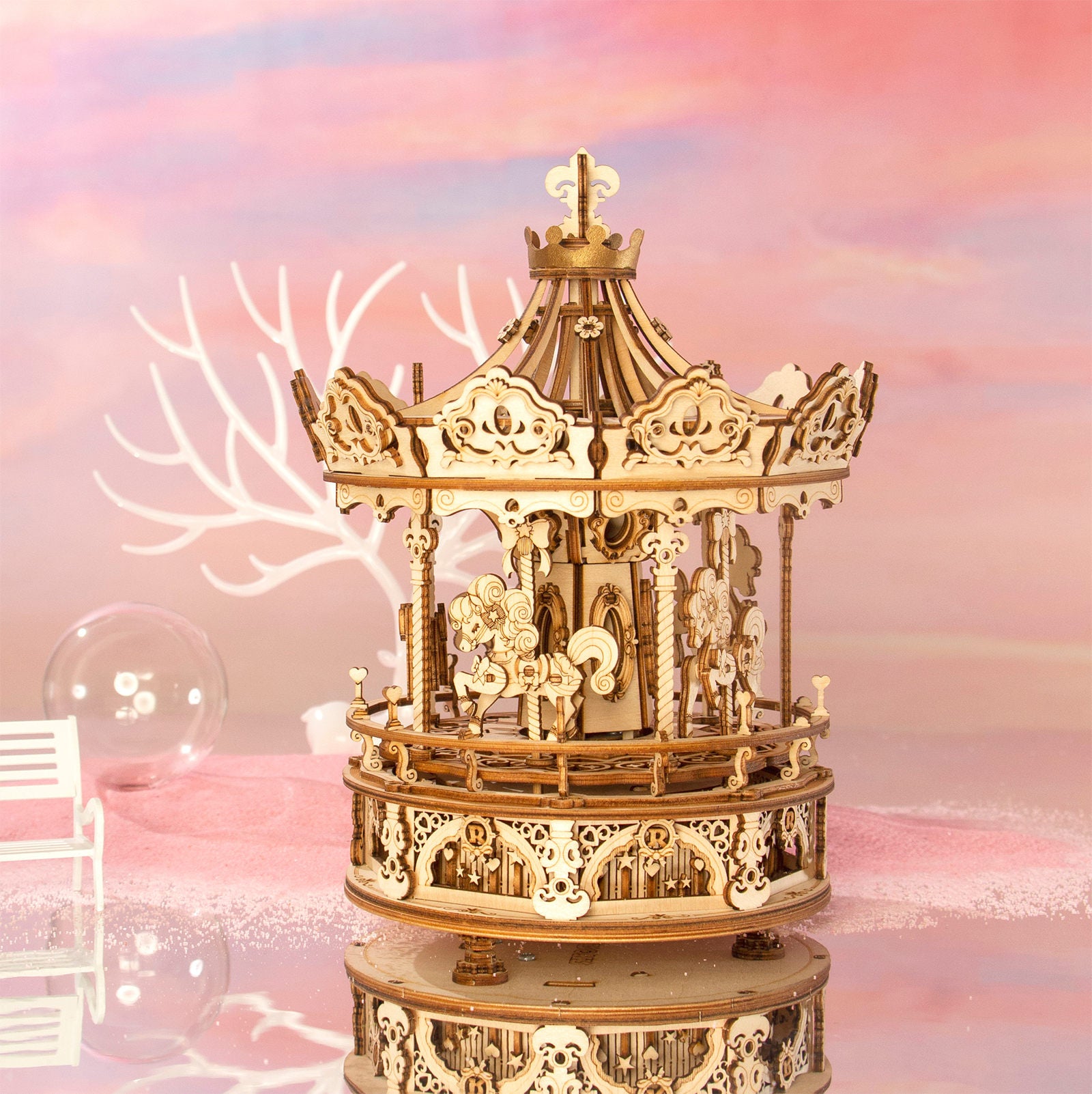 Atmosphärische Präsentation der Robotime Romantic Carousel, Holzbausatz einer rotierenden Spieluhr in Form eines altmodischen Karussells