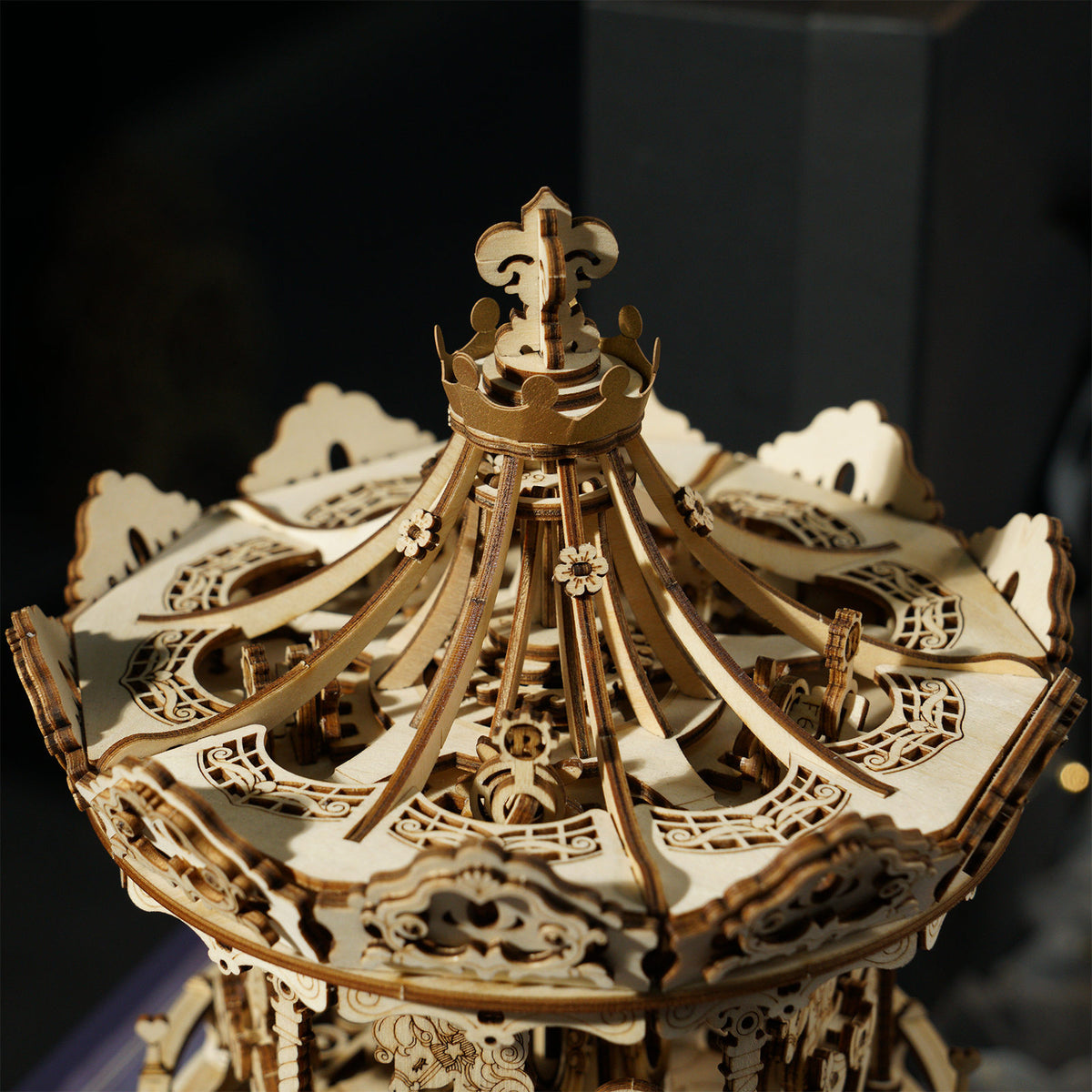 Das Dach mit Spitze des Robotime Romantic Carousel