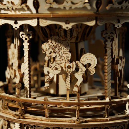 Nahaufnahme eines der Pferde im Robotime Romantic Carousel