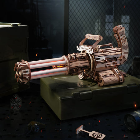 Atmosphärische Präsentation der Robotime Rotating-Barrel Machine Gun, Holzbausatz einer Minigun, die Gummibänder verschießt