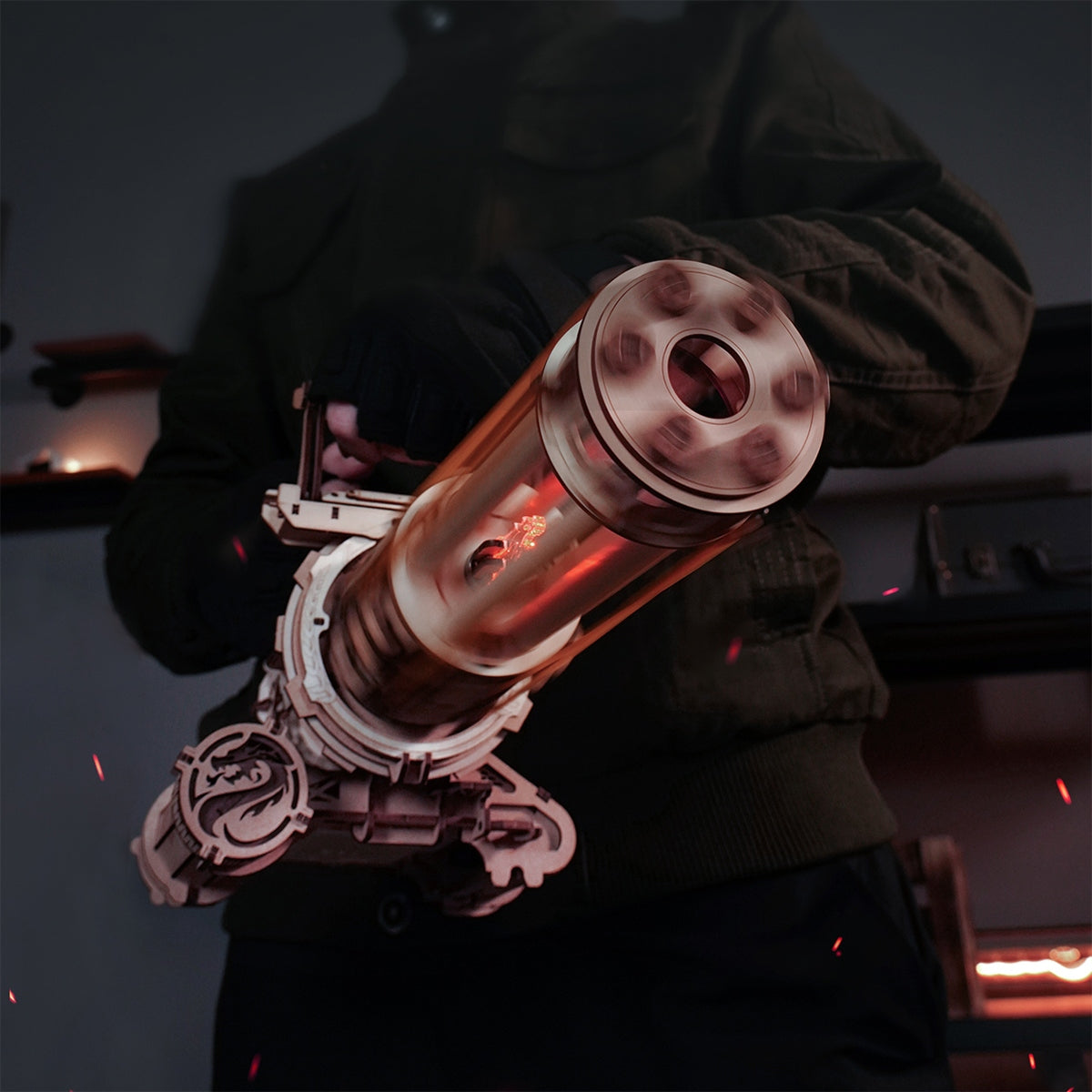 Eine Person posiert mit einer sich drehenden Robotime Rotating-Barrel Machine Gun