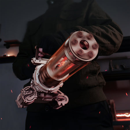 Eine Person posiert mit einer sich drehenden Robotime Rotating-Barrel Machine Gun