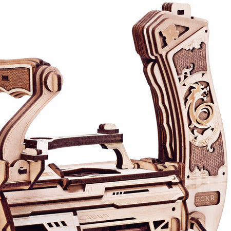 Nahaufnahme der beiden Abzüge der Robotime Rotating-Barrel Machine Gun