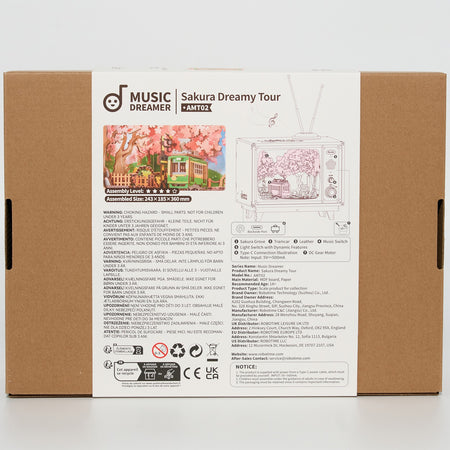 Rückseite der Verpackung der Robotime Sakura Dreamy Tour, Holzbausatz eines Fernsehgeräts mit einer herumfahrenden Straßenbahn