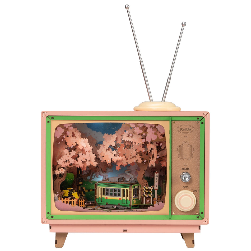 Produktfoto der Robotime Sakura Dreamy Tour, Holzbausatz eines Fernsehgeräts mit einer herumfahrenden Straßenbahn