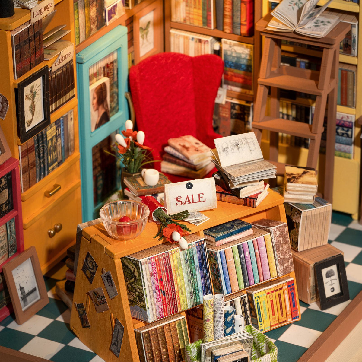 Detail der Theke und der Schränke voller Bücher, des Stuhls und der Leiter von Robotime Sam's Study