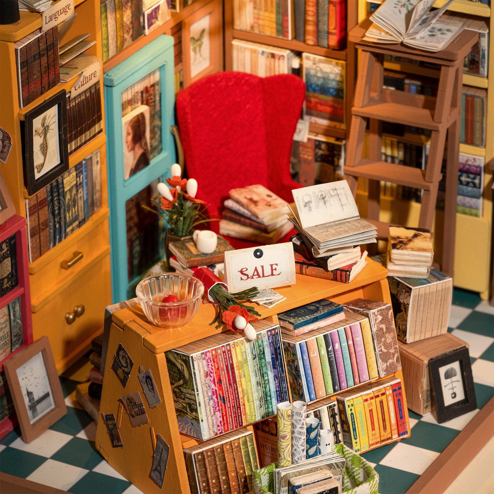 Detail der Theke und der Schränke voller Bücher, des Stuhls und der Leiter von Robotime Sam's Study