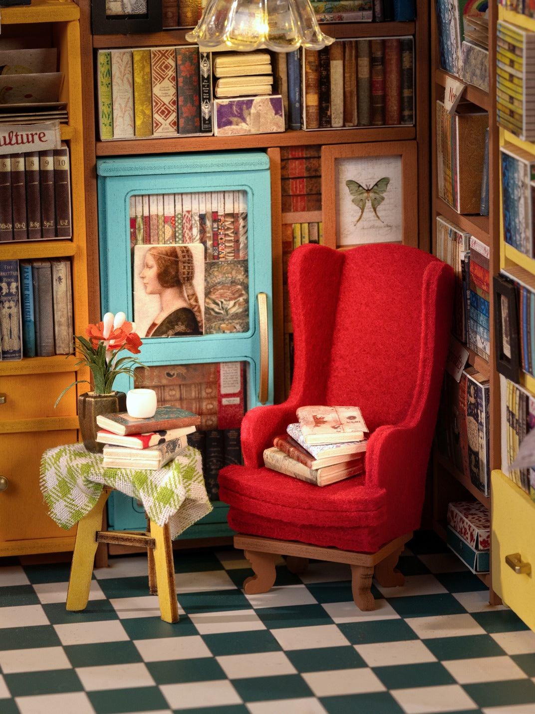 Nahaufnahme des Stuhls mit Tisch und vollem Bücherregal von Robotime Sam's Study