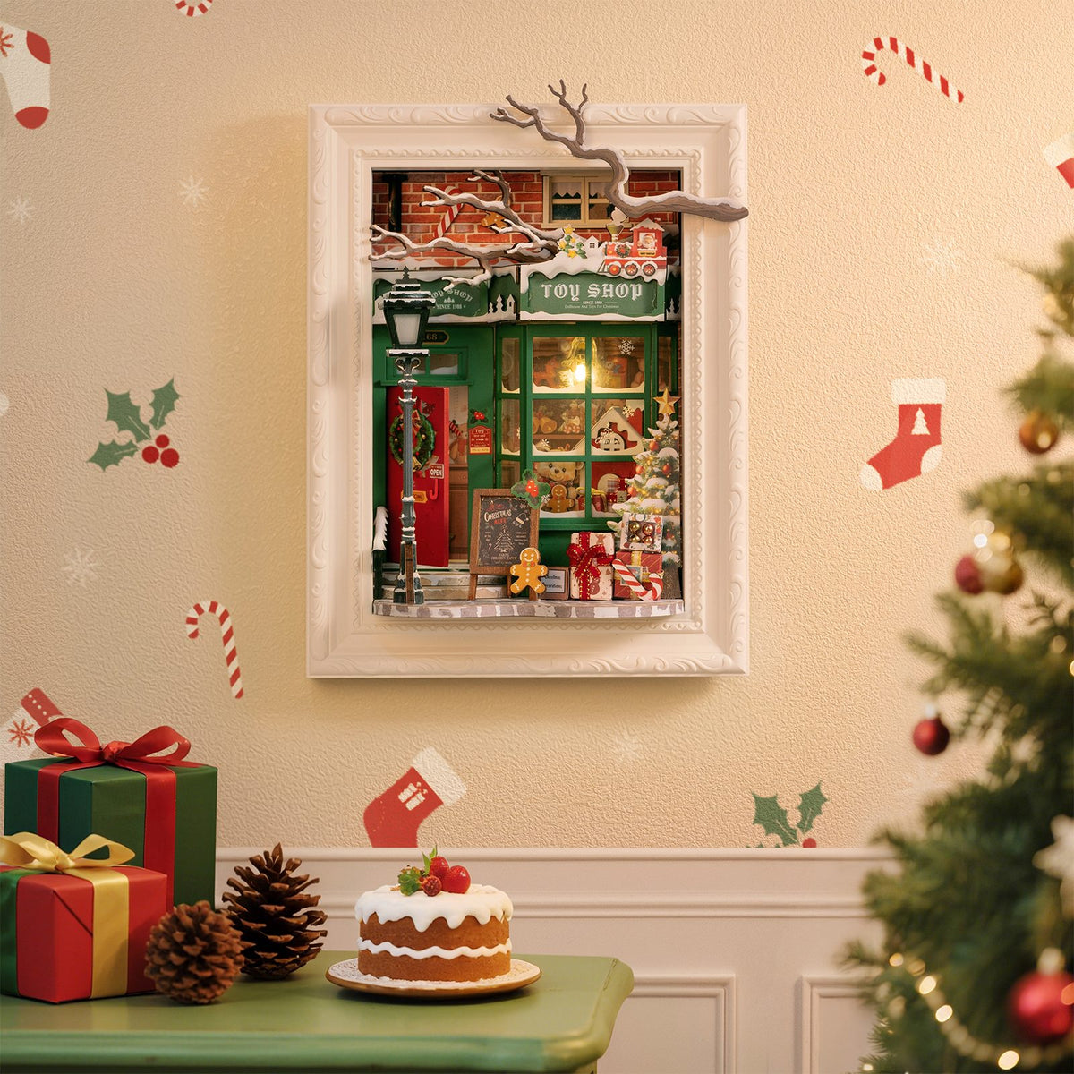 Atmosphärische Präsentation der Robotime Santa’s Toy Shop, Diorama eines weihnachtlich dekorierten Ladens mit Lichtern