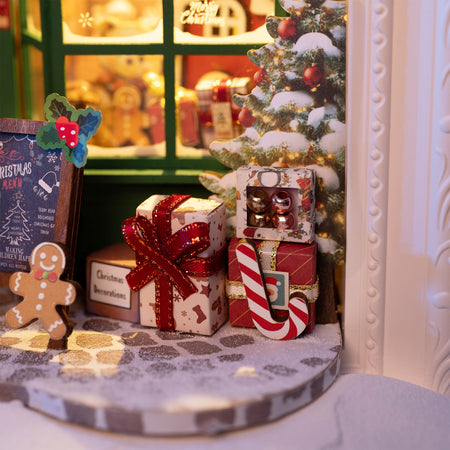 Der Weihnachtsbaum mit Geschenken im Robotime Santa's Toy Shop