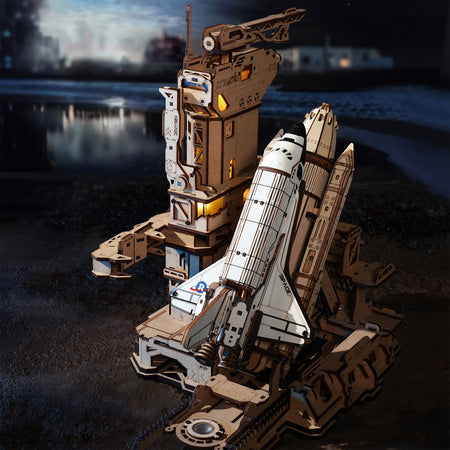 Atmosphärische Präsentation der Robotime Space Shuttle, Holzbausatz eines Raumfahrzeugs auf einer Startrampe