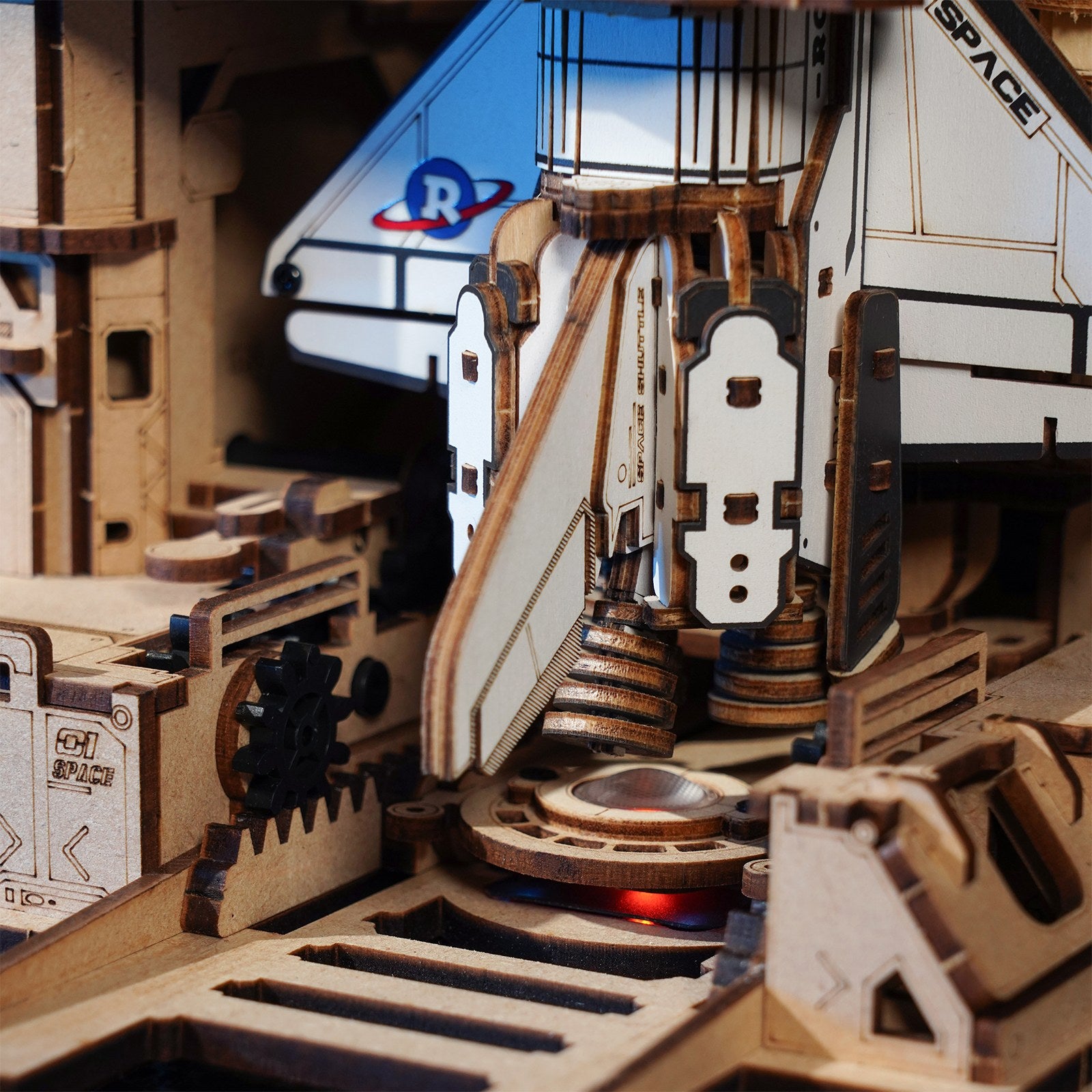 Details der Unterseite des Shuttles und der Startrampe des Robotime Space Shuttle