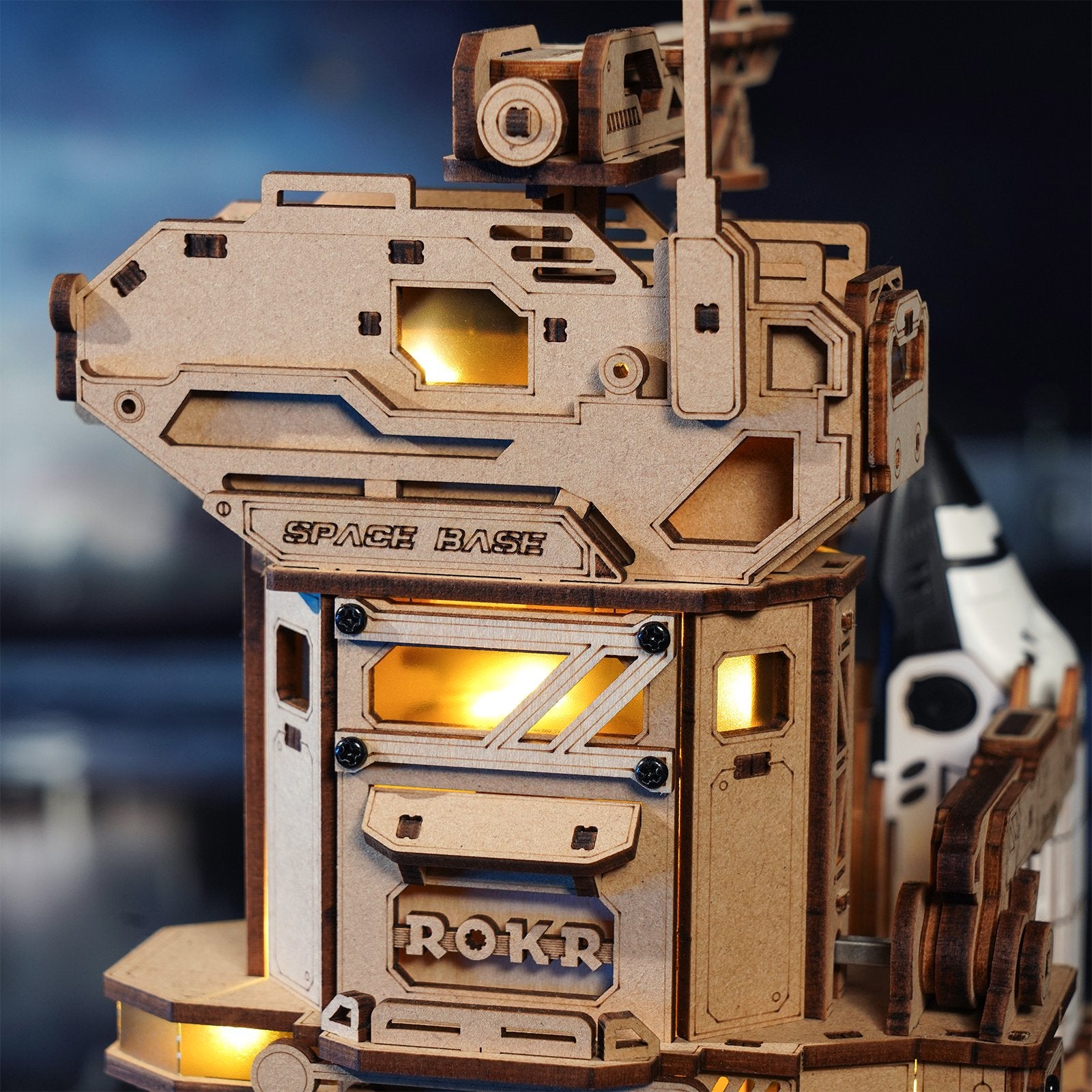 Die Spitze des Turms der Startrampe des Robotime Space Shuttle