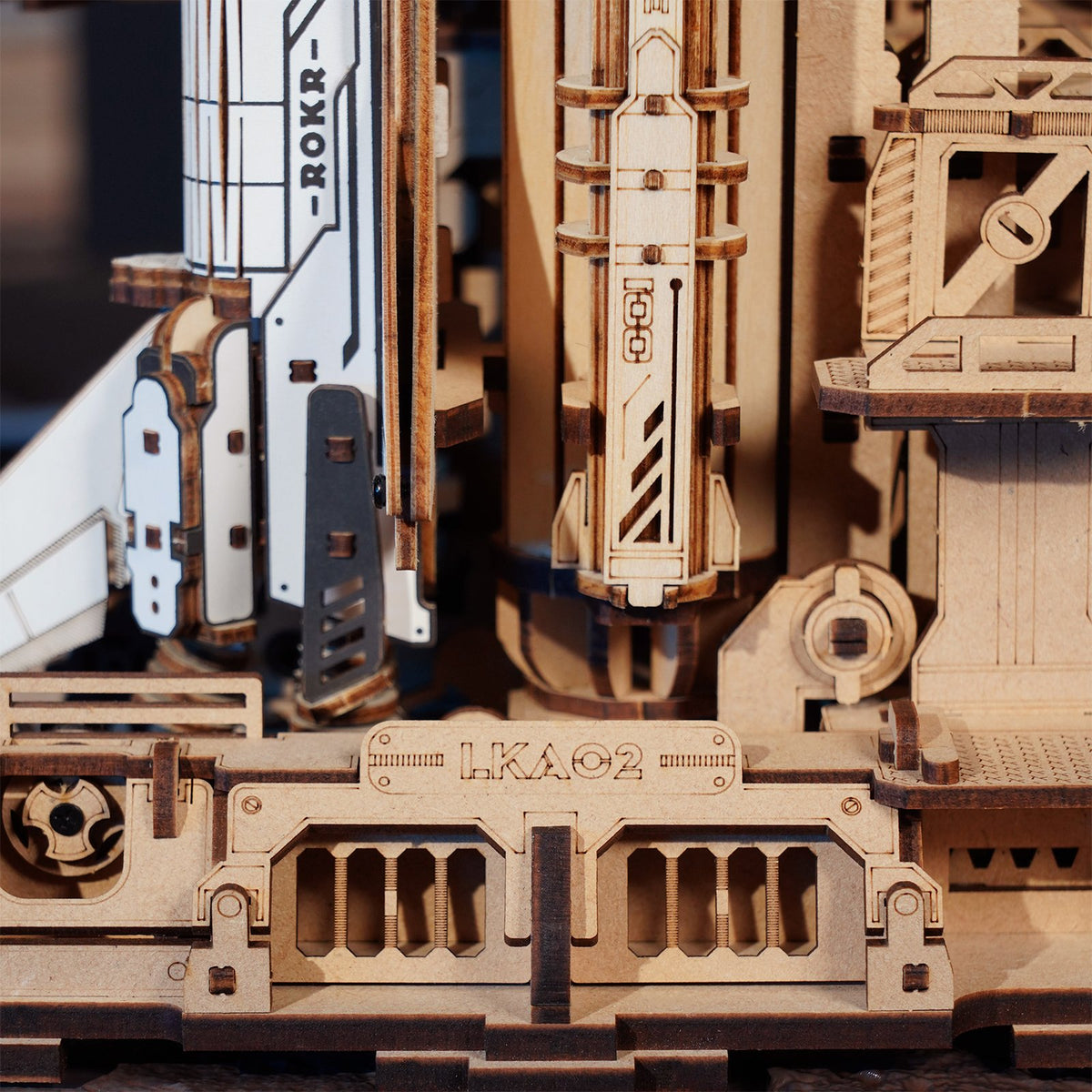 Unterseite der Startrampe des Robotime Space Shuttle