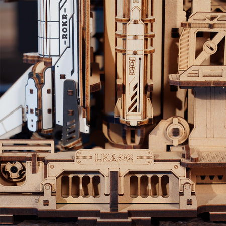 Unterseite der Startrampe des Robotime Space Shuttle