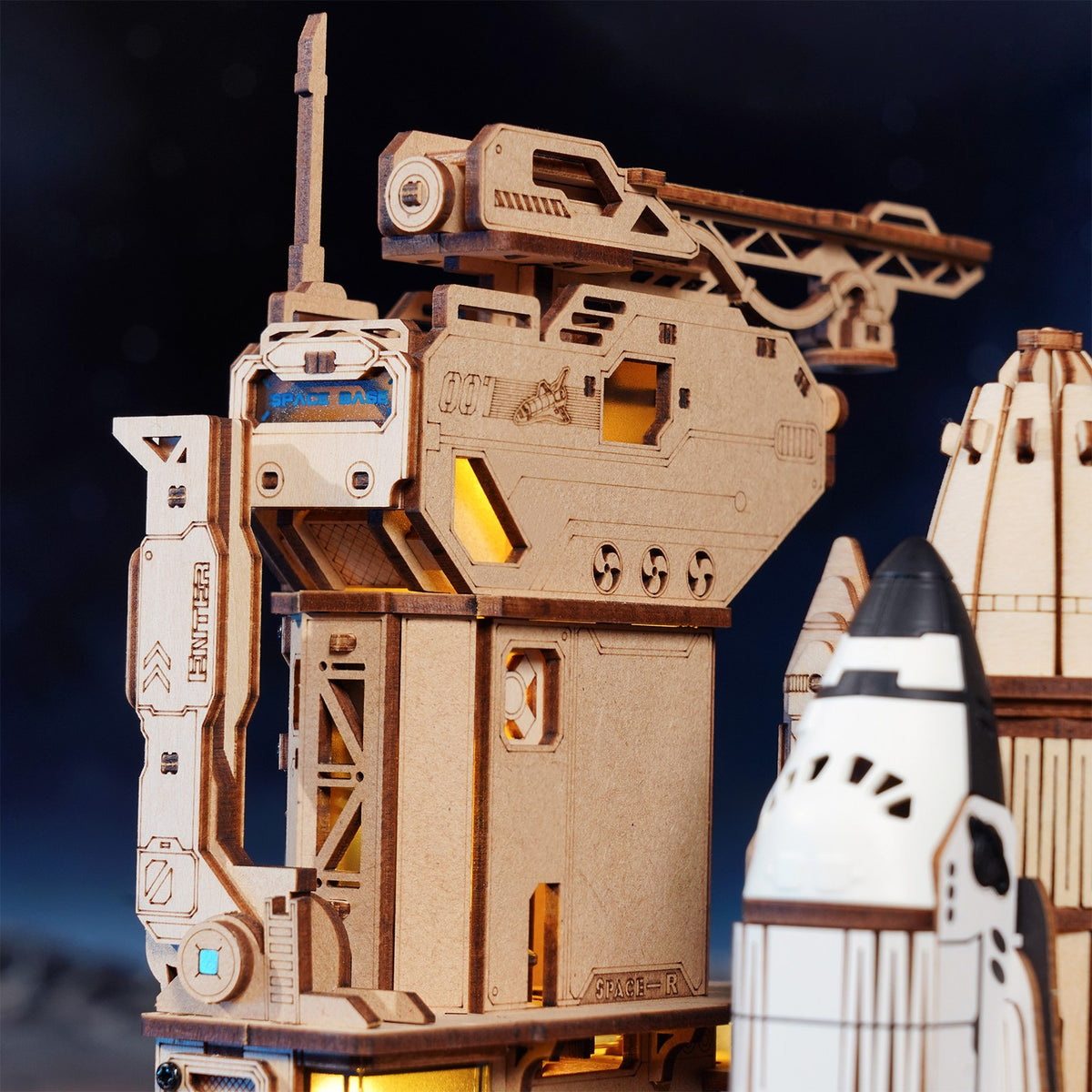 Detailansicht der Oberseite des Shuttles und der Startrampe des Robotime Space Shuttle