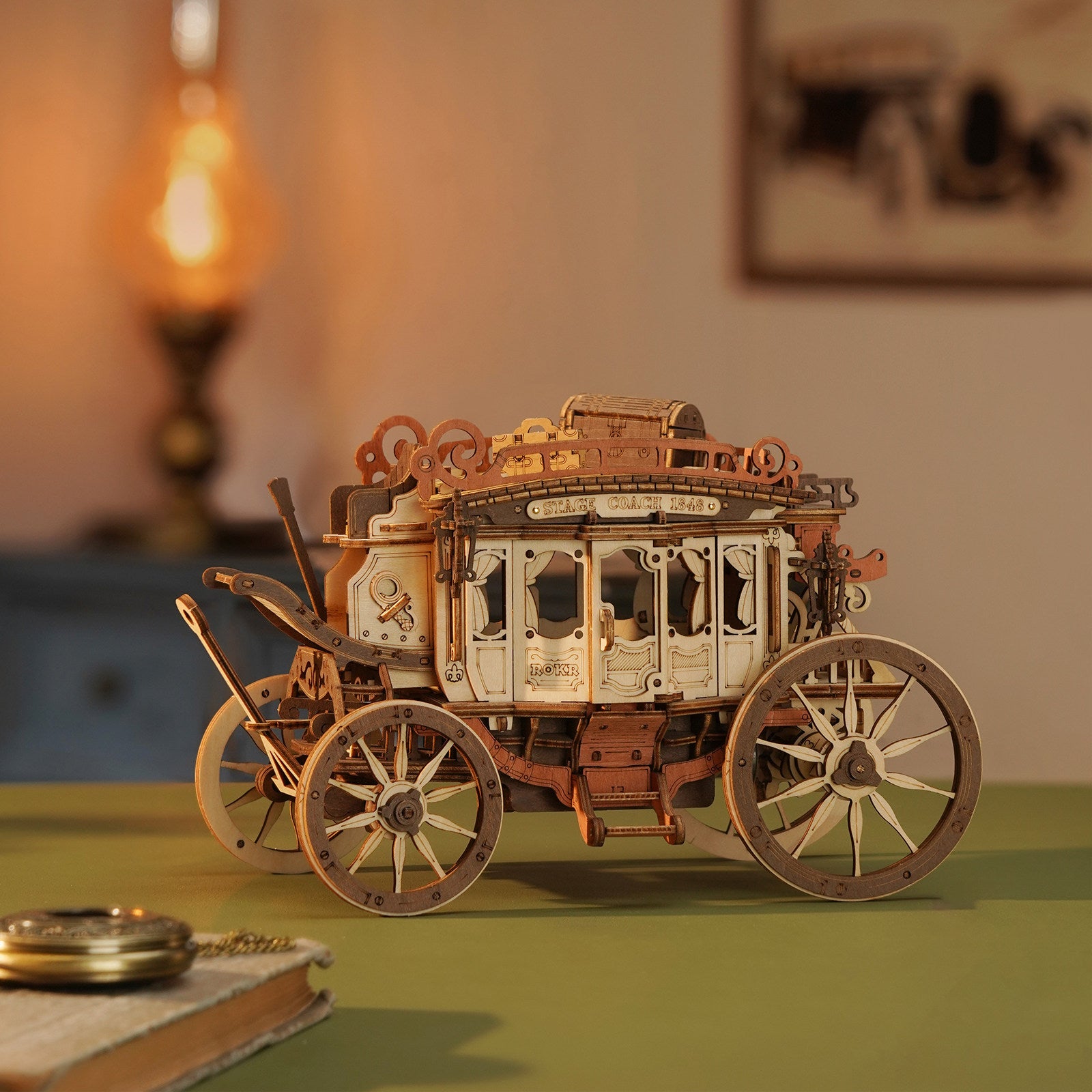 Atmosphärische Präsentation der Robotime Stagecoach, Holzbausatz für eine Spieluhr in Form einer fahrenden altmodischen Kutsche