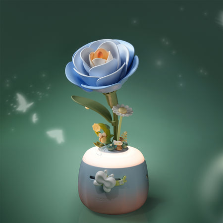 Atmosphärische Präsentation der Robotime Starry Camellia Lamp, Kunststoff-Bausatz für eine zartblaue Nachtlampe in Form einer Kamelie