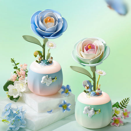 Die Robotime Starry Camellia Lamp zusammen mit der Minty Camellia Lamp