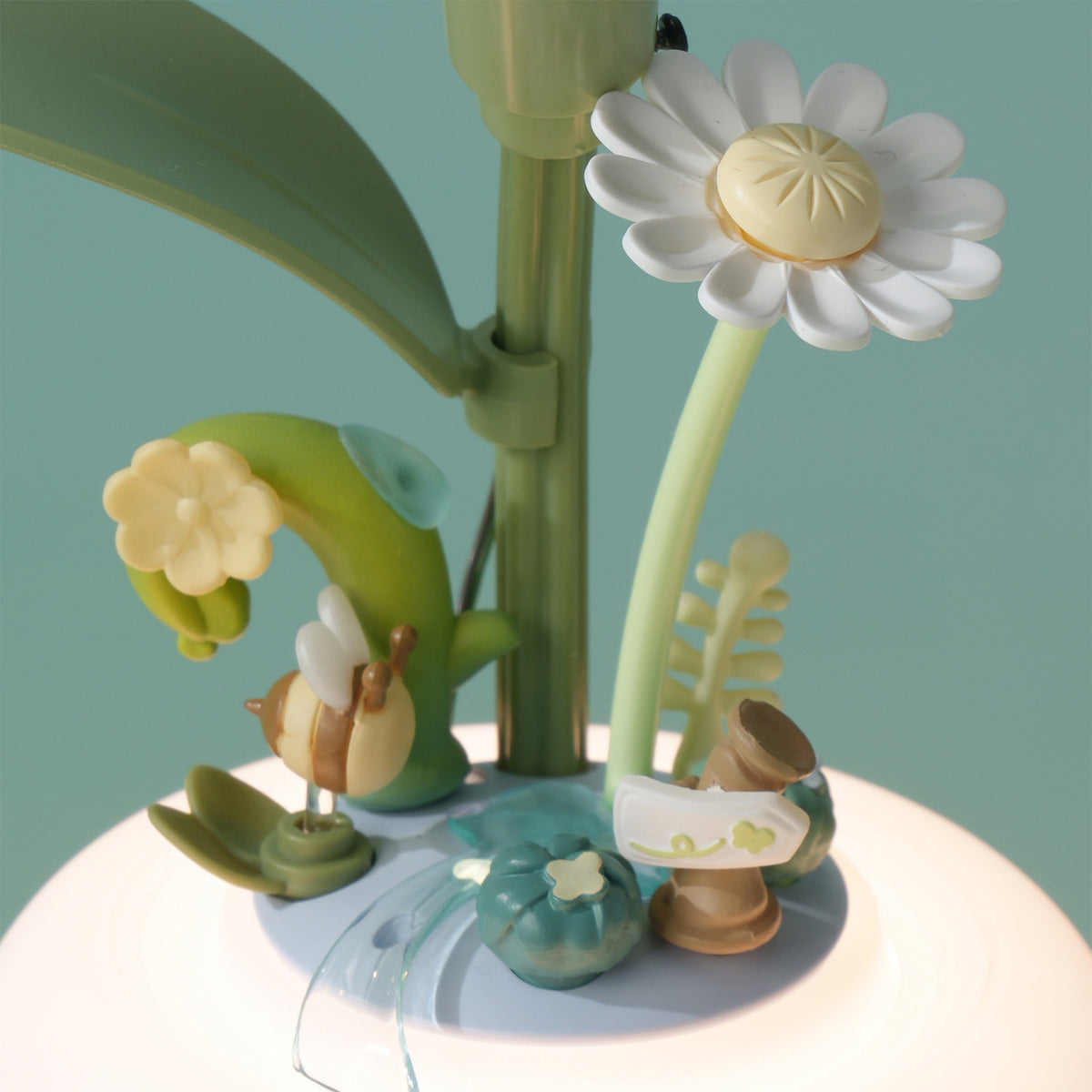 Blüten, Blätter und eine Biene an der Unterseite der Blüte der Robotime Starry Camellia Lamp