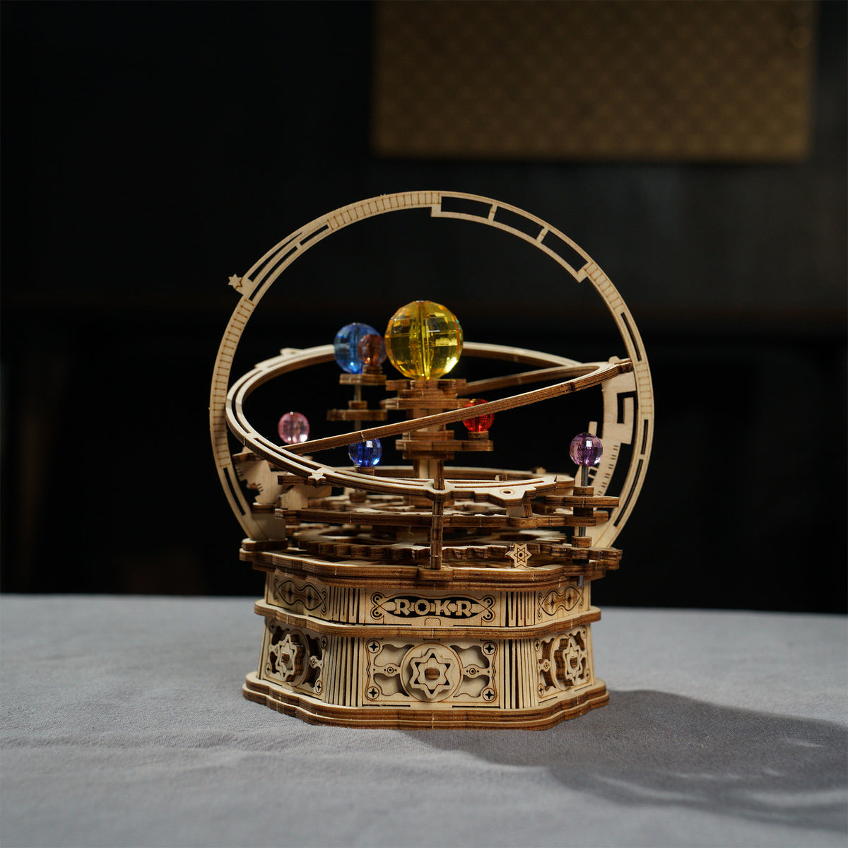 Atmosphärische Präsentation der Robotime Starry Night, Holzbausatz einer Spieluhr in Form eines kleinen Planetariums