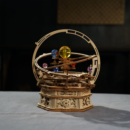 Atmosphärische Präsentation der Robotime Starry Night, Holzbausatz einer Spieluhr in Form eines kleinen Planetariums