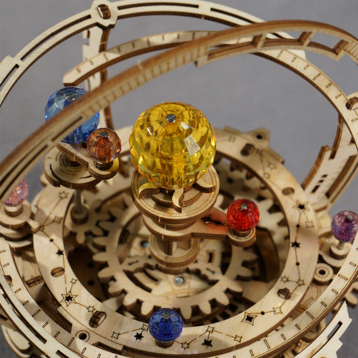 Nahaufnahme des Planetariums im Robotime Starry Night