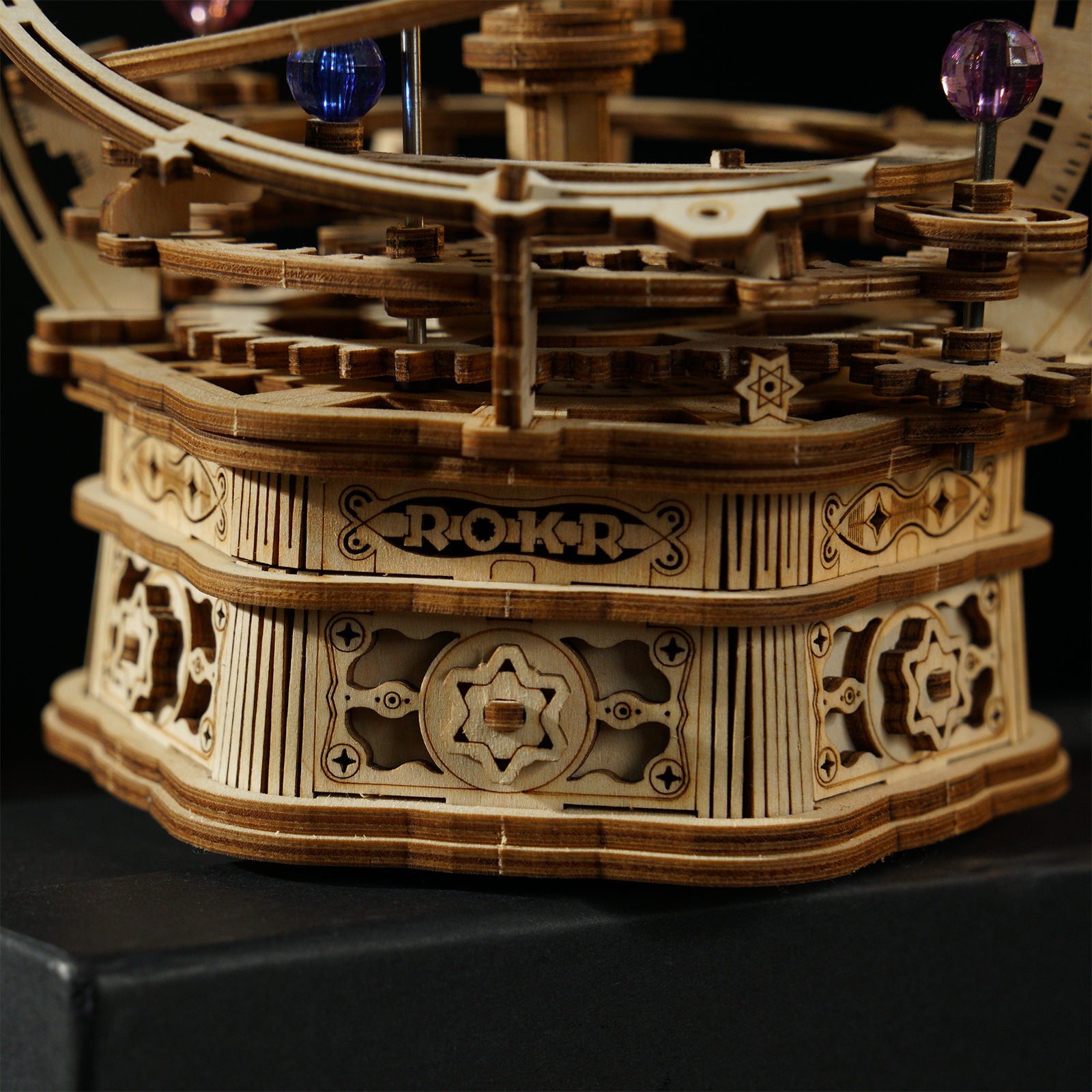 Nahaufnahme der Basis des Robotime Starry Night